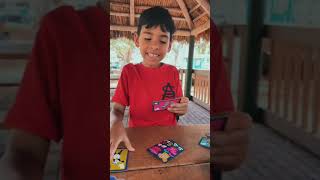 Jugando cartas en el parque #niñosgraciosos #niños #juegos