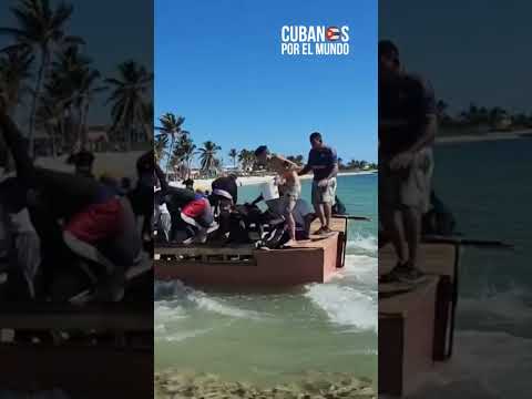 Balseros cubanos desembarcan en Sombrero Beach a plena luz del día frente a los bañistas