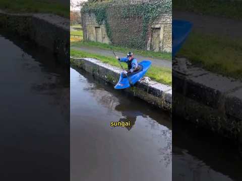 Cara terbaru menyebrangi sungai supaya kaki tidak basah #shorts #lucu #tutorial