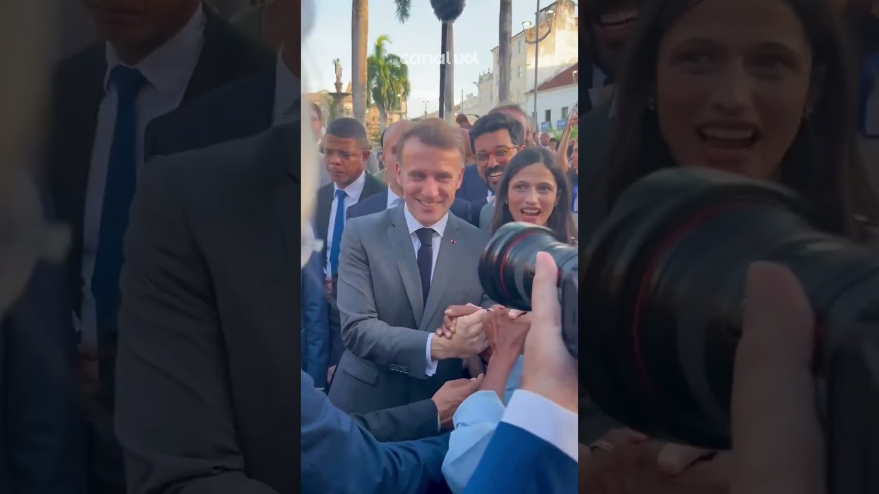 Macron é tietado em visita a Salvador na Bahia Que delícia veja vídeo TV Online Macron é tietado em visita a Salvador na Bahia Que delícia veja vídeo