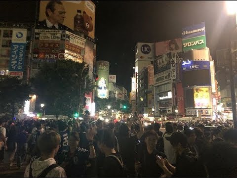Japoneses celebrando en el cruce de Shibuya el pase a 8vos de final de Rusia 2018