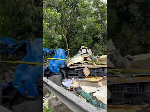 Innaillahi truk asal pulau jawa mengalami rem blong di sitinjau lauik #trending