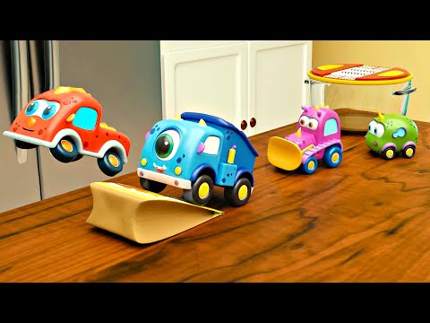 A corrida dos carros Mocas! Vamos brincar e pular! Desenho animado infantil dos carrinhos coloridos