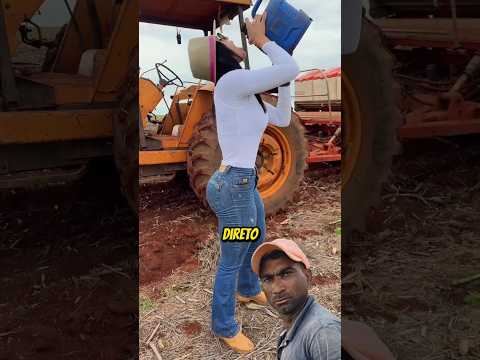 Essa fazendeira bebe água direto da garrafa, aprendeu com oreia seca #oreiaseca #raiz