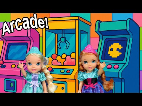 Arcade games ! Elsa & Anna toddlers - prizes - claw machine & Pac-Man - Barbie dolls - fun