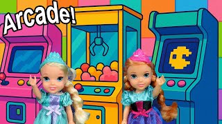 Arcade games ! Elsa & Anna toddlers - prizes - claw machine & Pac-Man - Barbie dolls - fun