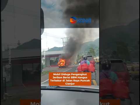 Mobil Diduga Pengangkut Jeriken Berisi BBM Hangus Terbakar di Jalan Raya Puncak Cianjur