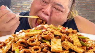 猴哥做了一锅肥肠豆腐，豆腐炖的软烂入味，太香了！【胖猴仔】