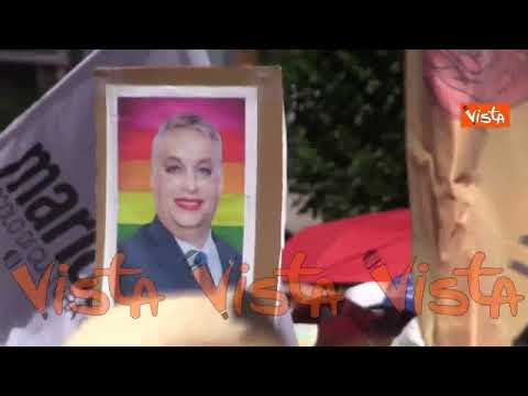 Budapest Pride, i cartelli del corteo, da Orban truccato con rossetto a 'Ursula do your job'