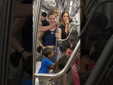 LE REVISARON EL CELULAR EN EL SUBTE Y TODOS SE ENTERARON
