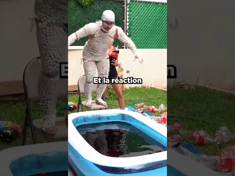 Il nage dans le COCA COLA avec 10 000 MENTOS 😱