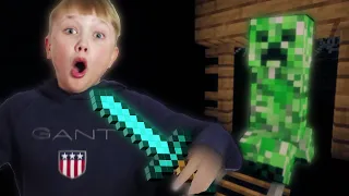 10-Vuotias pelaa ENSIMMÄISTÄ Kertaa MINECRAFTIA