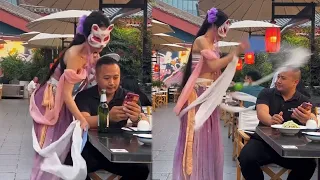 不小心脚滑亲到大哥，表演开瓶赔罪，没想到给他洗了个澡！【猫猫小可爱】
