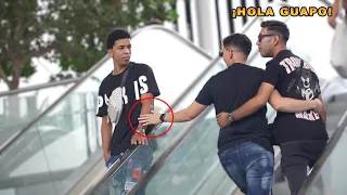 TOCAMOS A CHICOS EN LAS ESCALERAS MECÁNICAS [Broma Cámara Oculta]