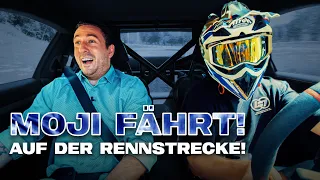 Wie schnell ist Moji im Rennwagen?