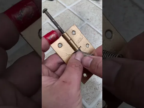 Haz que tu puerta se cierre sola con este truco fácil
