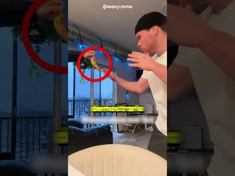 convirtió su codo en un arma😨