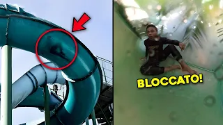 È RIMASTO BLOCCATO NELLO SCIVOLO D'ACQUA😱