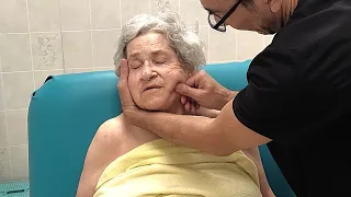 ##  Этот Простой Трюк с массажем лица сделает вас на 10 лет моложе Косметологи НЕНАВИДЯТ этот метод!