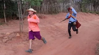 Seu mane corre com medo de um forasteiro