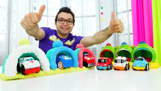 Oyuncak arabalar kinetik kum kullanarak renkli garaj yapıyorlar! Çocuklar için eğitici video