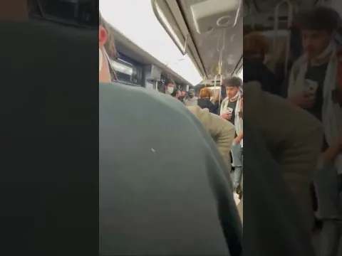 Comment prendre sa place￼ dans le métro.. 👵🏼😂😂￼