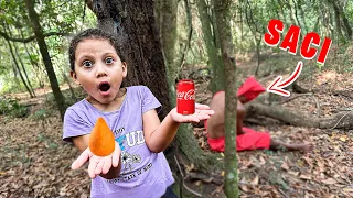 MINHA FILHA DEU COXINHA E REFRI PARA O SACI 😱 *ela foi sozinha*