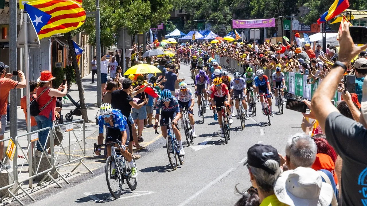 La rambla del passeig s’omple de gent per veure passar el Tour de França