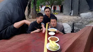 這姐夫對小舅子就好一些嗎? 看到結尾才明白了!
