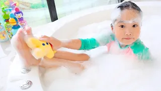 お父さんはボラムちゃんと弟に食事の前に手を洗うように教えます、そしてもっとお父さんとの面白い話