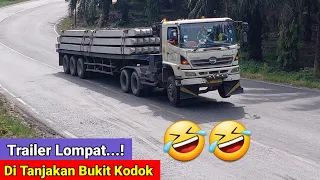 Trailer lompat di tanjakan bukit kodok
