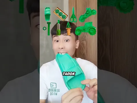 Зачем папа жуёт мамин тапок? 🤯