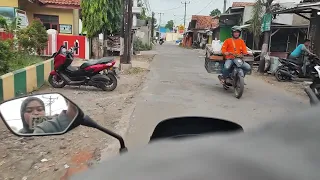 Jalan Jalan bersama Kekasih di Sore Hari di Kerumunan Orang