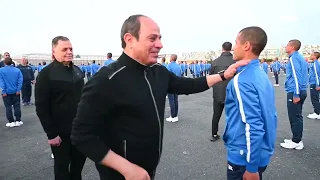 كان حلم حياتي إني أقف قدام حضرتك.. طالب بكلية الشرطة يفاجئ الرئيس السيسي خلال تفقده ميادين التدريب