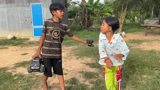អាឈីលេងឡានបញ្ជា