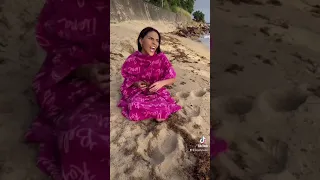 Sisi y Fefi con su mamá en la playa