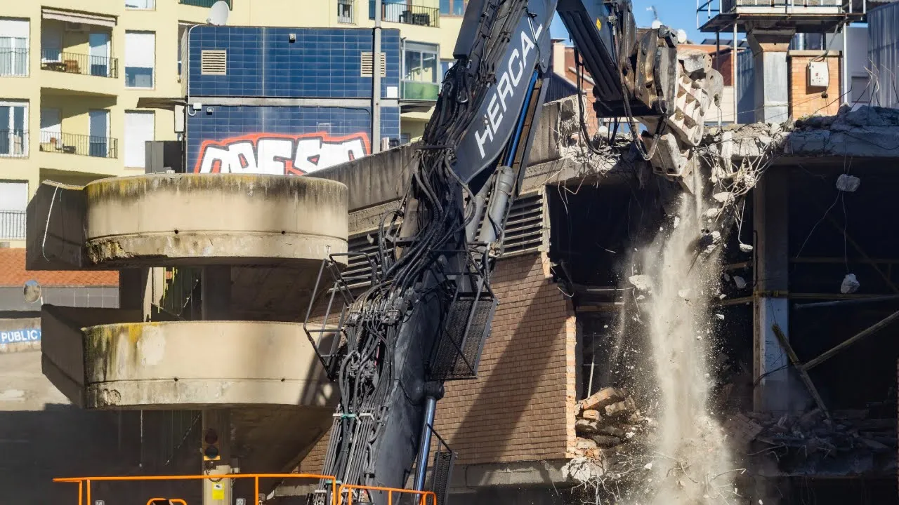 La maquinària pesant comença la demolició del mercat municipal de Vic