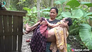 ISTRI YANG SABAR TETAP MERAWAT SUAMI DALAM KONDISI MEMPRIHANTINKAN