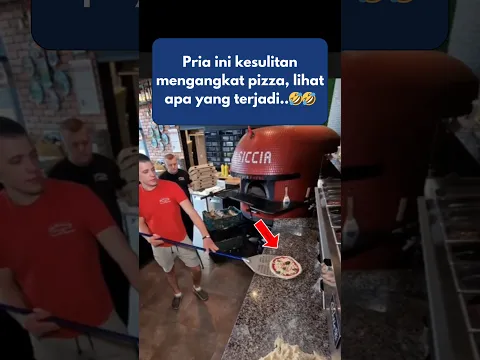 Pria Belajar Cara Mengangkat Pizza
