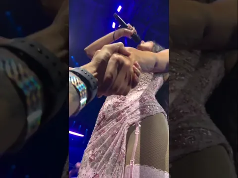 A fan gets excited when they grab Dua Lipa's hand 🤝♥️ #dualipa #radicaloptimismtour #northamerica