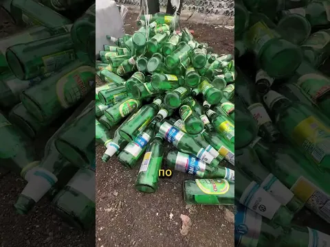 Дом из 30000 стеклянных бутылок, который он построил своими руками выглядит вот так...