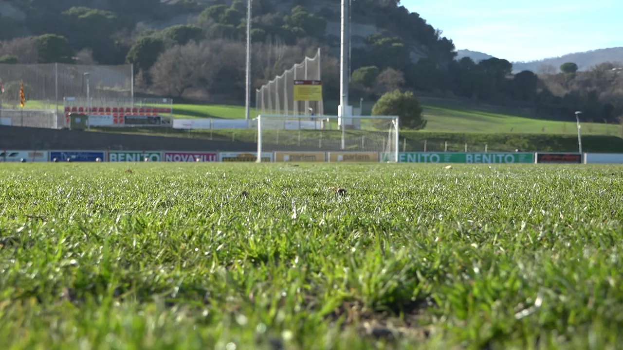 Tona canvia la gespa natural del camp de futbol per herba artificial d’última generació