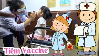 Hai Chị Em Đi Tiêm Vắc Xin 💎 AnAn ToysReview TV 💎