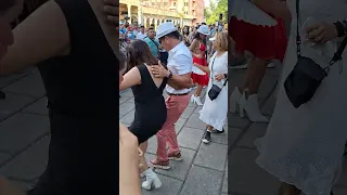 EL CATRIN PIDE A SEÑORITA QUE BAILE CON EL