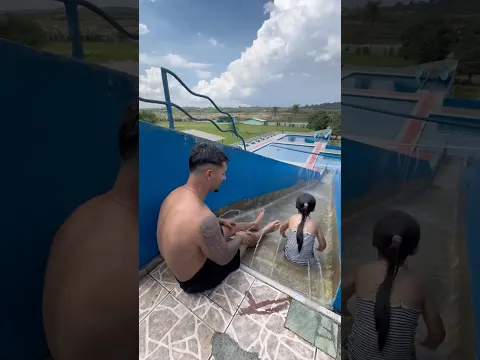 Ele só queria brincar no toboágua, mas ninguém deixou! 😢🎢 #shorts