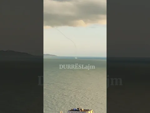 Momenti kur tornado shfaqet në gjirin e Durrësit