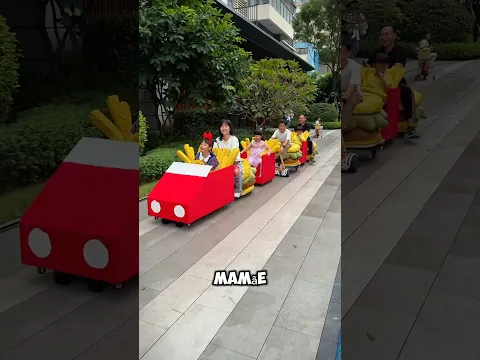 A mãe da Emma construiu um trem de hambúrguer só para vê-la feliz 😱 #shorts