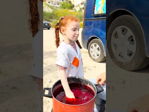 طفلة صغيرة ساعدت اخوها البيبي