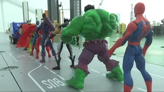 Spiderman 10 Super Heroes Blitz hiding in a cleaning truck 스파이더맨 슈퍼히어로 청소 트럭 기습