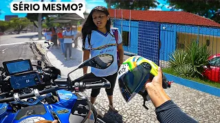 BUSQUEI ELA DE BMW R1250 NO COLÉGIO *Reação das Amigas*
